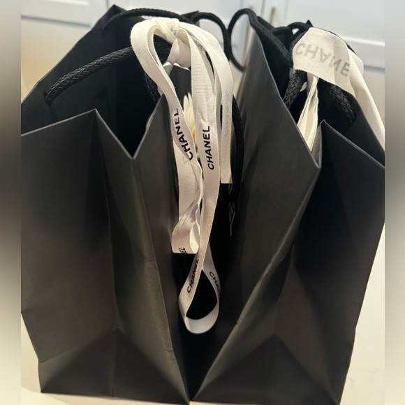 2 Chanel shopping bags with camellia flower and  ribbons, 2 small jewelry boxes. - Picture 3 of 9
